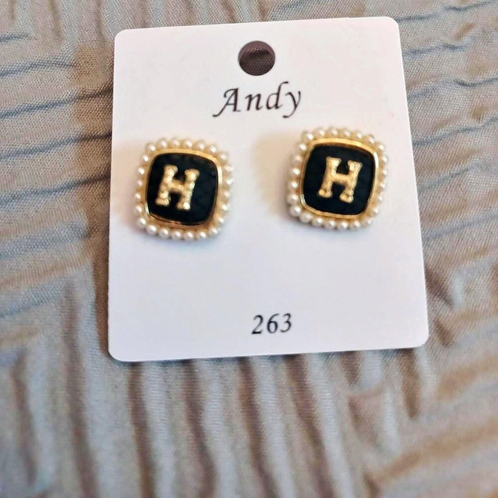Black and gold stud earrings with pearl detailing #glamour #statement
